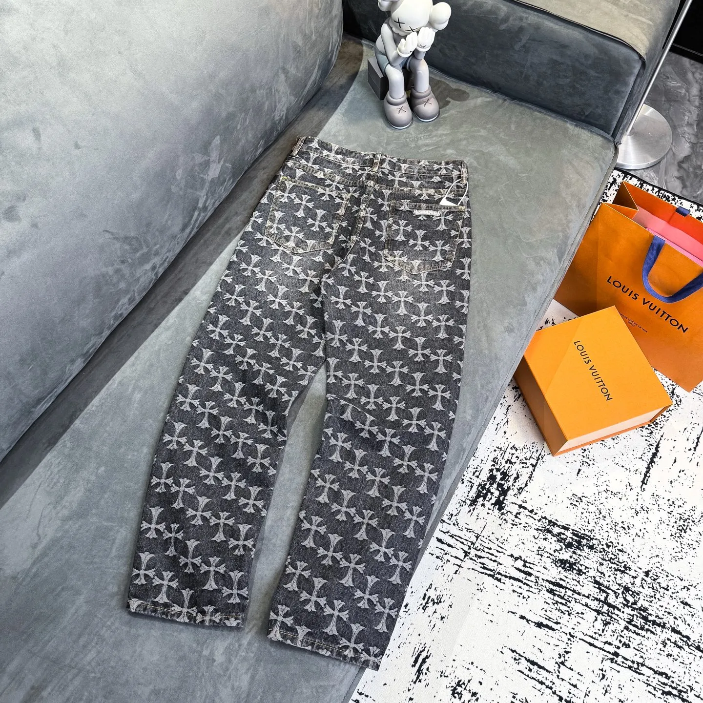 P220 [Black] Chrome Hearts｜Chrome Hearts CH all-over jacquard bootcut jeans - the same style as those of Internet celebrities. Cross-printed jeans, with unique cross design elements and all-over printing, full of design. It is made of 100% denim cotton fabric with heavy coarse yarn count, which ensures a stiff and tough silhouette while being soft, comfortable and breathable. The lapel is designed with silver buttons and is full of texture.  The classic dark yellow cross logo is all over the pants. They are generous and full of personality without being exaggerated. They are perfect for spring and summer!    Custom hardware! Same style for couples!  The three standards are complete, and the non-market version of the same style for men and women is free to compare and the quality is absolutely guaranteed. Size: 28/30/32/34/36 (s-xxl) Waist: 72/77/82/87/92 Knee: 55/56.5/58/59.5/61 Pants length: 103.5/110.5/107.5/109.5/111.5
